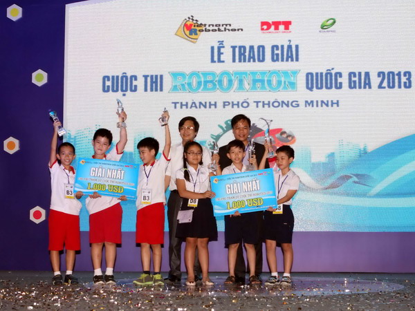 Trường Tiểu học VietKids B3 (Hà Nội, bên trái) và đội trường Tiểu học Trần Cao Vân D8 (Đà Nẵng) đoạt chức vô địch giải Robothon quốc gia 2013.